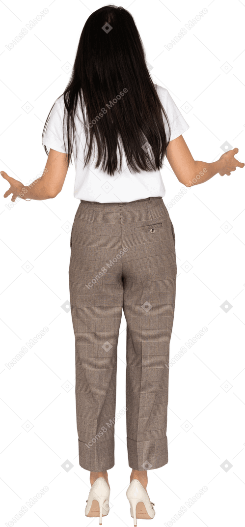 Vista posteriore di una giovane donna che si lamentava in calzoni e t-shirt allargando le mani