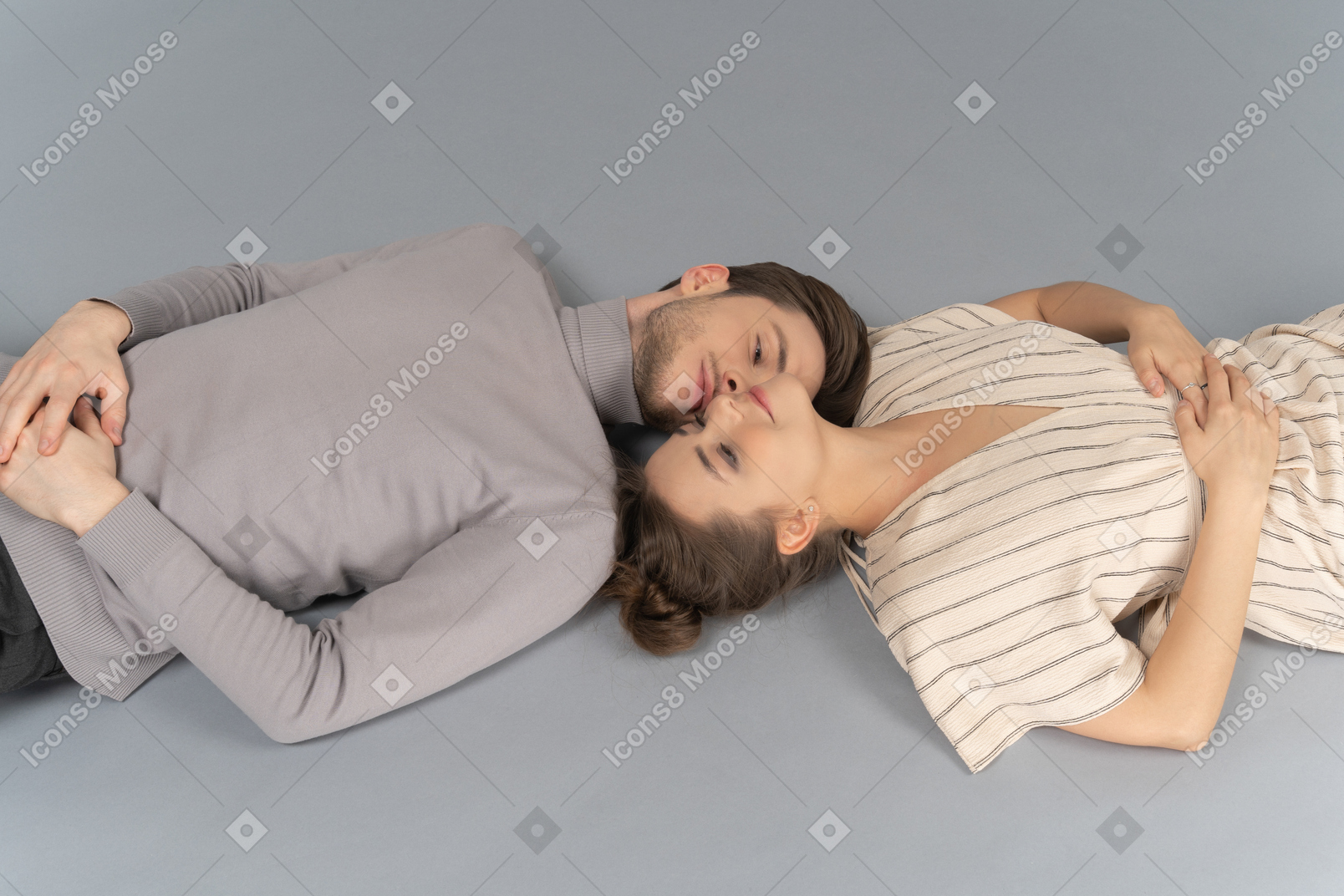 Couple heureux allongé côte à côte