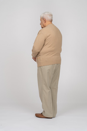 カジュアルな服装で老人の背面図