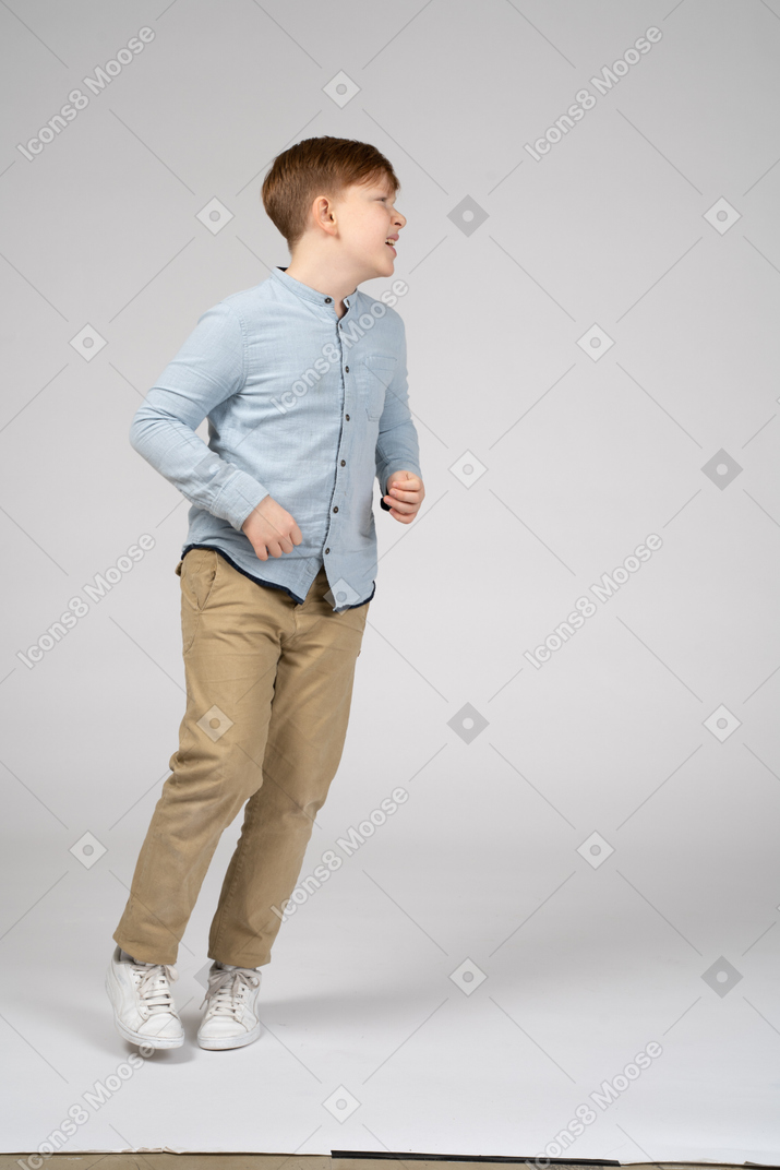 Um menino em frente a uma parede