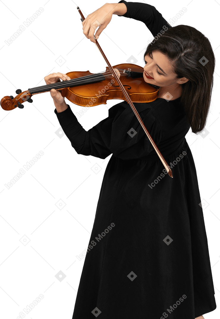 Крупный план молодой веселой дамы в черном платье, играющей на скрипке