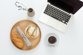 Café da manhã no local de trabalho em casa