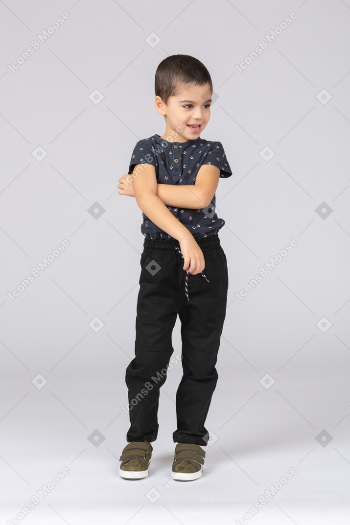Вид спереди счастливого мальчика в повседневной одежде