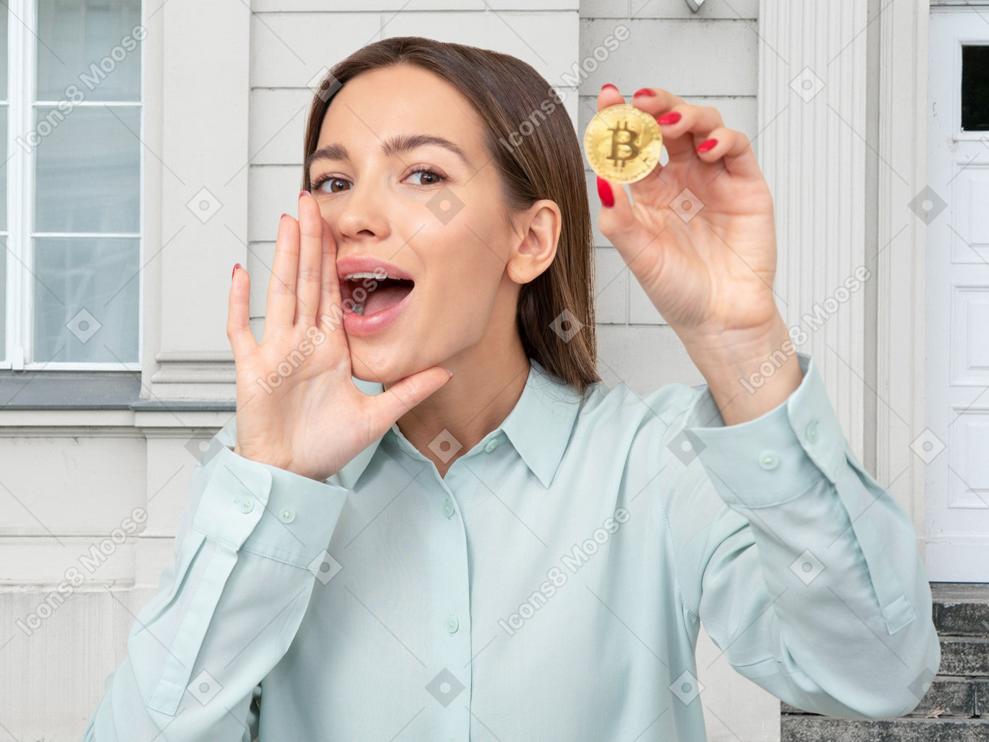 Mujer sosteniendo bitcoin y susurrando