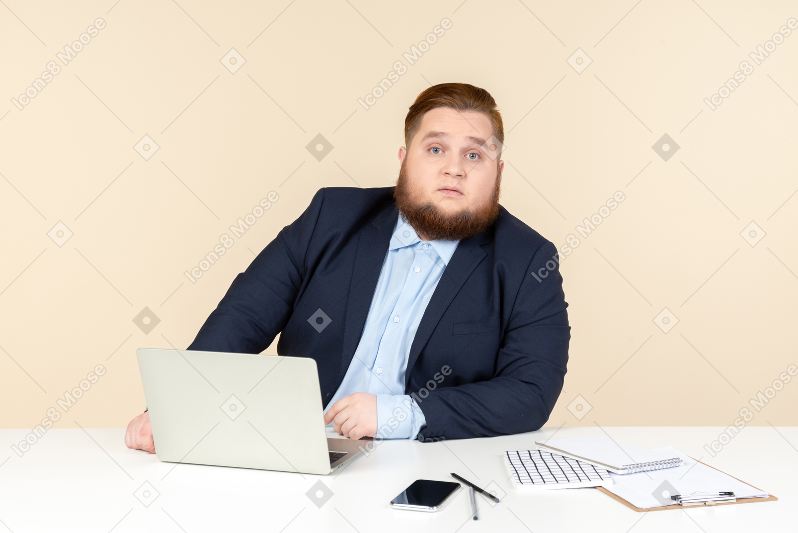 オフィスの机に座っている若い太りすぎの人