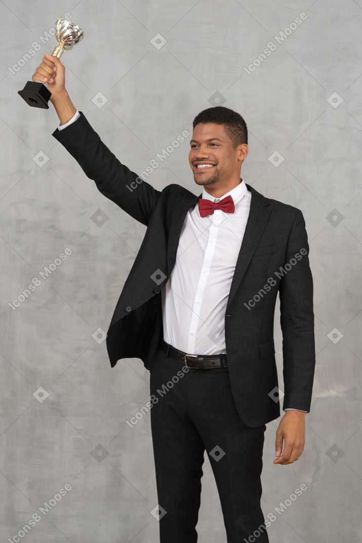 Hombre sosteniendo el premio en celebración de su victoria