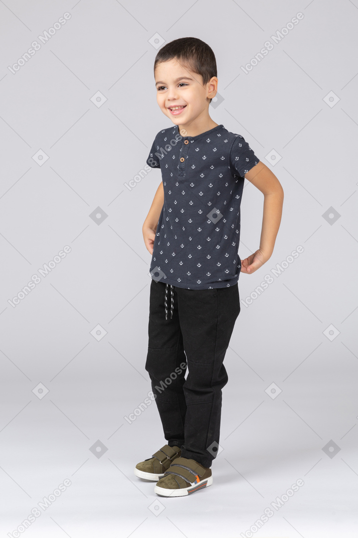 Vista frontal de un niño feliz en ropa casual caminando
