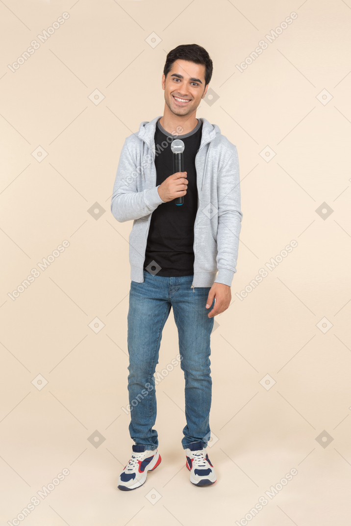 Giovane uomo caucasico in possesso di un microfono