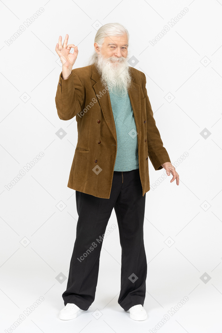 Portrait d'un homme âgé montrant un signe correct