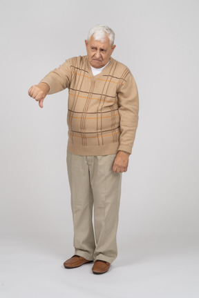 一位穿着休闲服的老人的正面图，拇指朝下