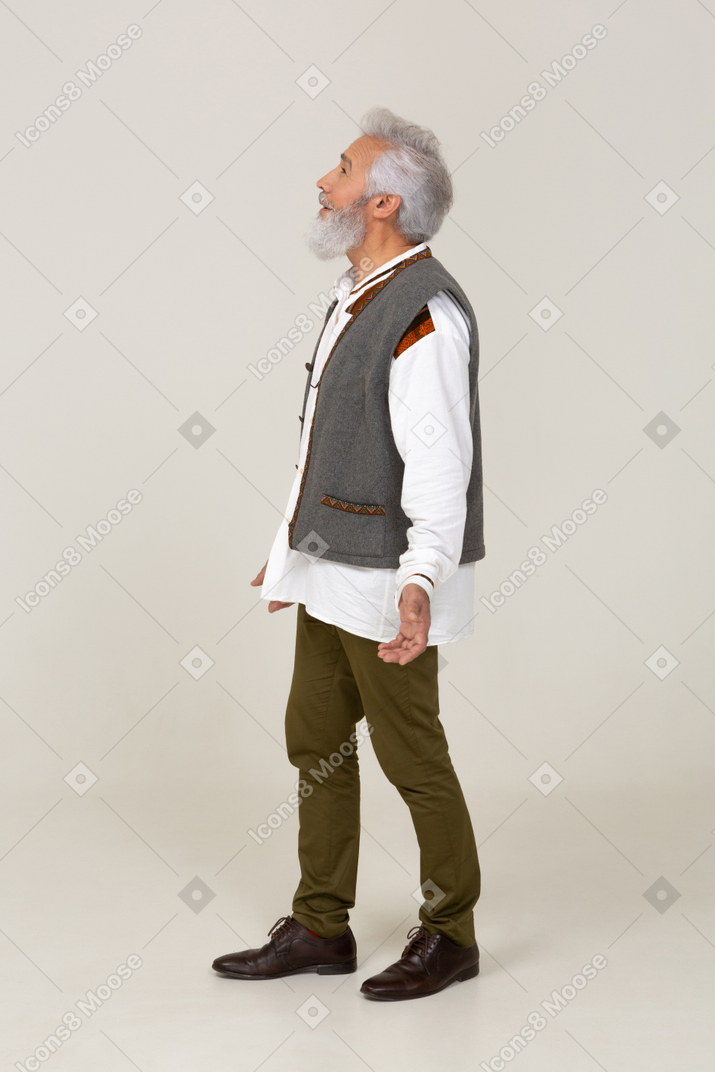 Vista lateral do homem grisalho em pé