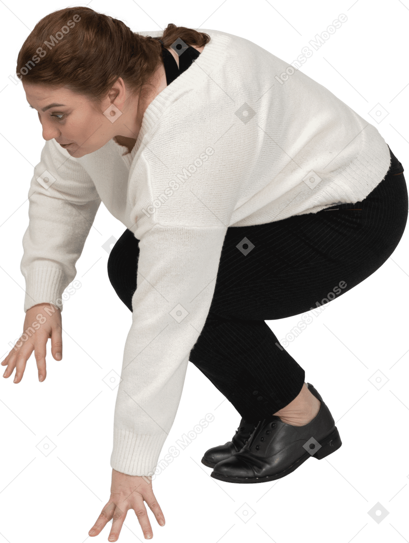 Vista laterale di una donna grassoccia in abiti casual che cade