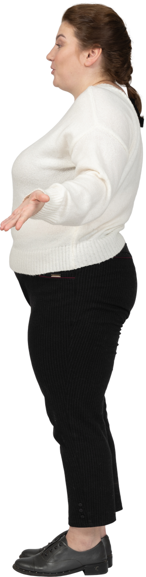 Vista laterale di una donna grassoccia in abiti casual che dice qualcosa