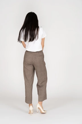 Vista trasera, de, un, mujer joven, en, calzones