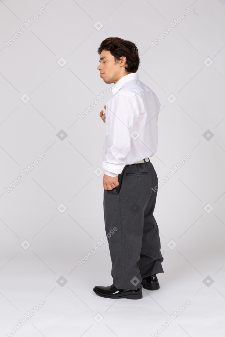 Vista de perfil de um trabalhador de escritório em pé com os olhos fechados