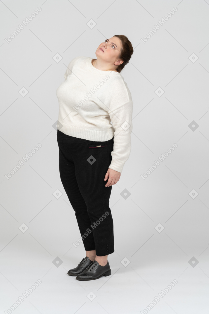 Mujer de talla grande en ropa casual que sufre de dolor en la espalda baja