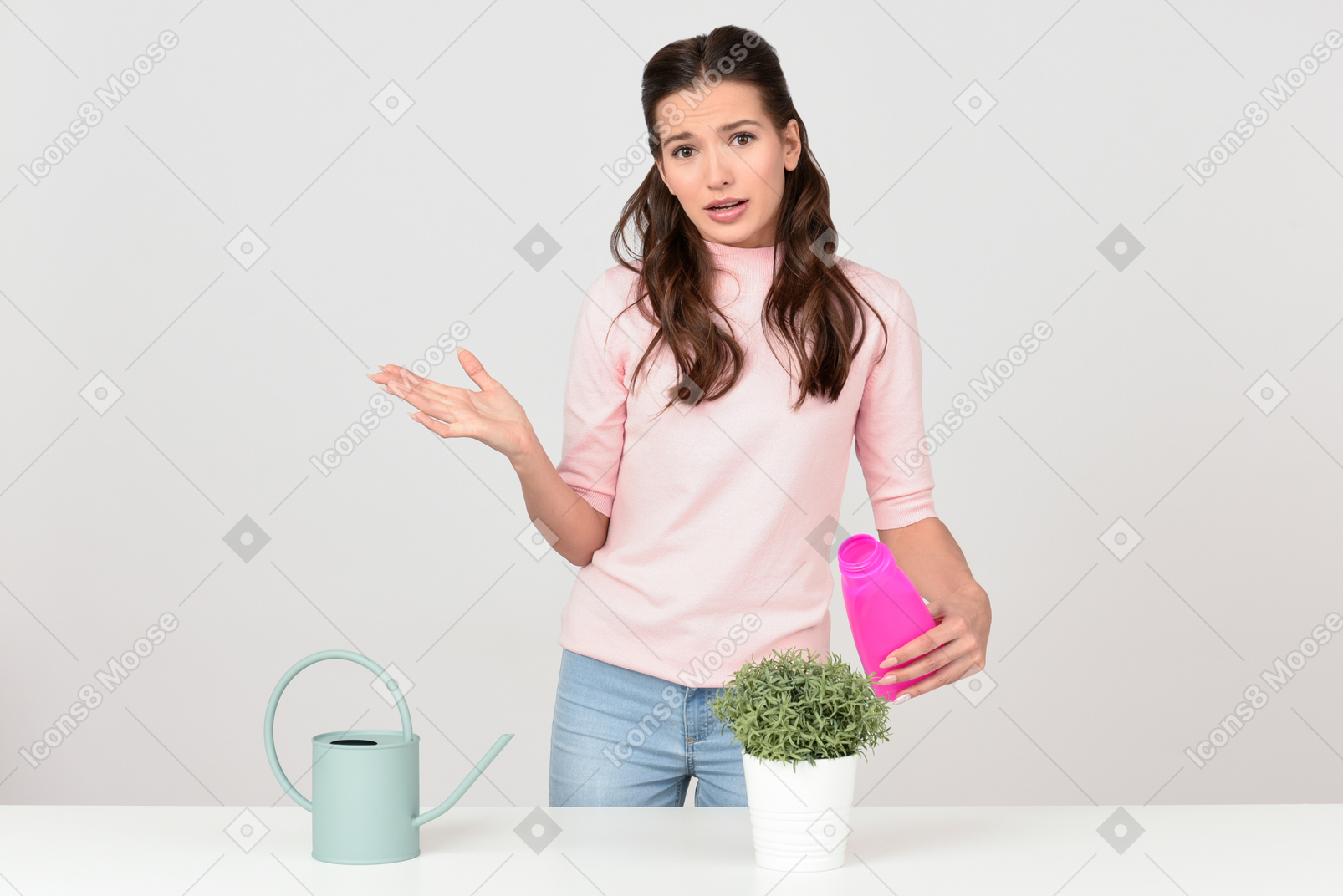 Привлекательная молодая женщина заботится о комнатном растении