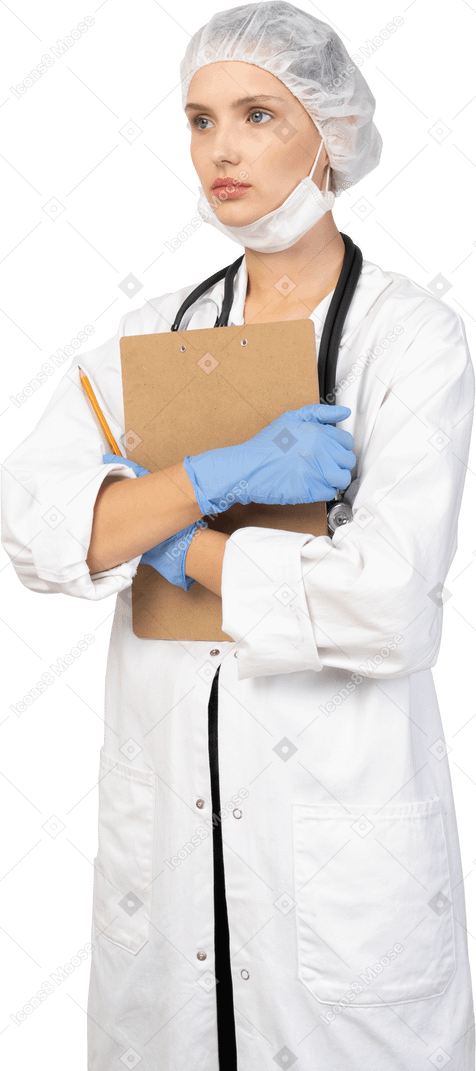 Vista de tres cuartos de una joven doctora sosteniendo un lápiz y una tableta