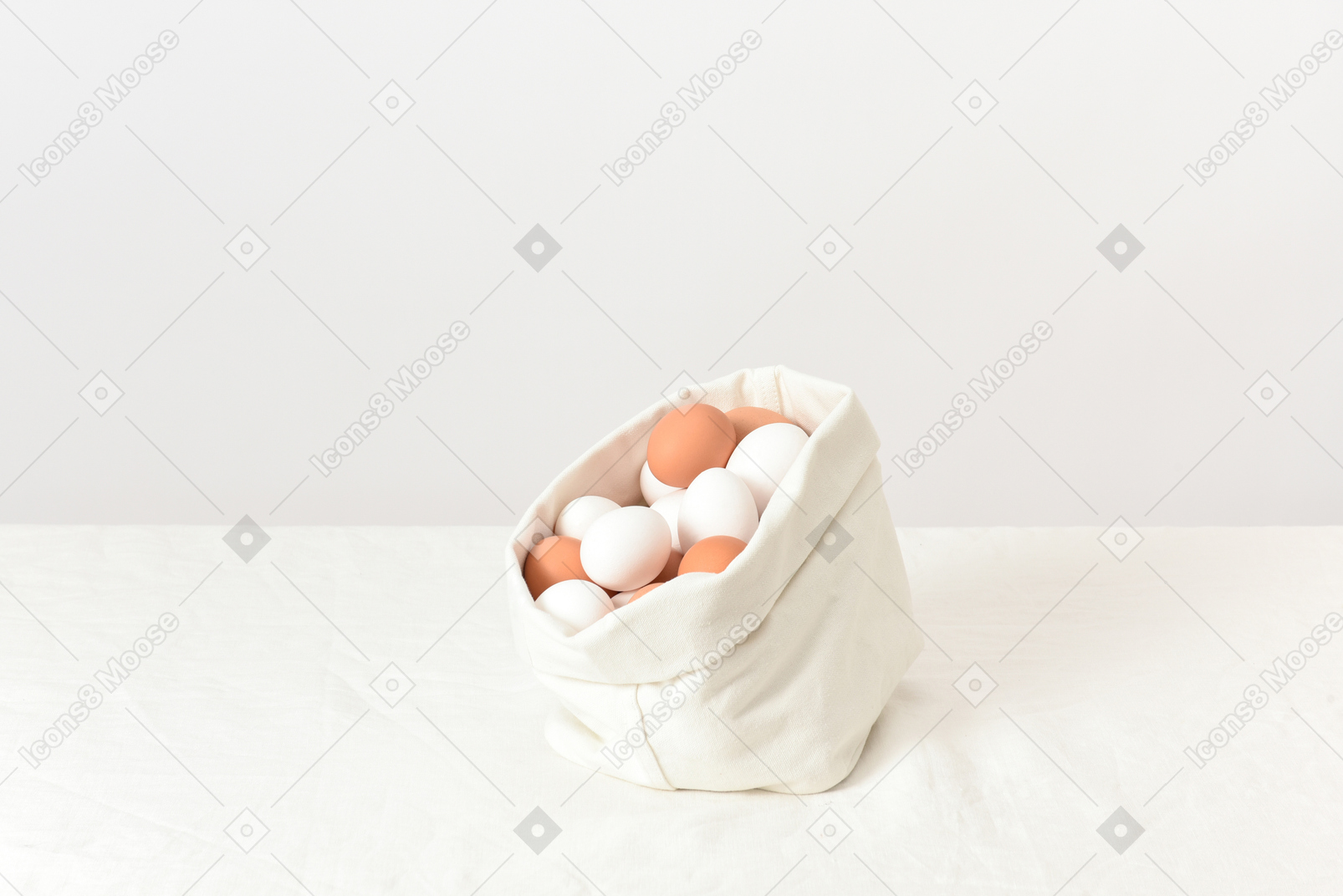 Saco de linho com ovos de galinha