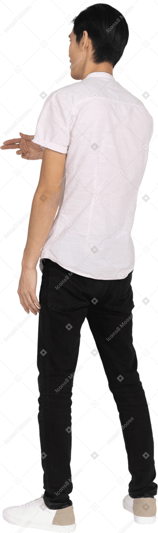 休闲服装站的男人