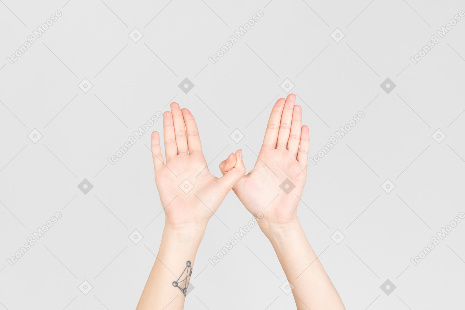 Palmas de las manos femeninas con grandes dedos cruzados