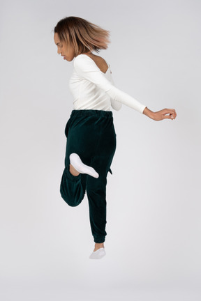 Женщина в повседневной одежде прыгает