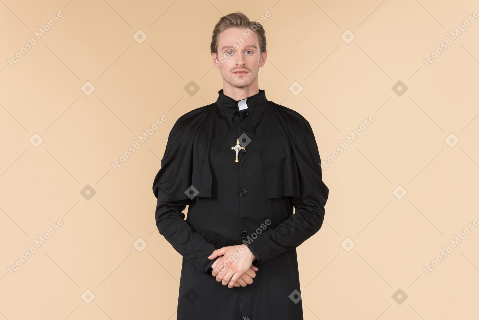 접힌 손으로 서있는 가톨릭 신부