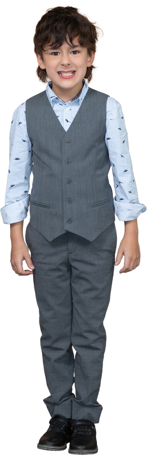 Vista frontal de um menino zangado em um terno cinza