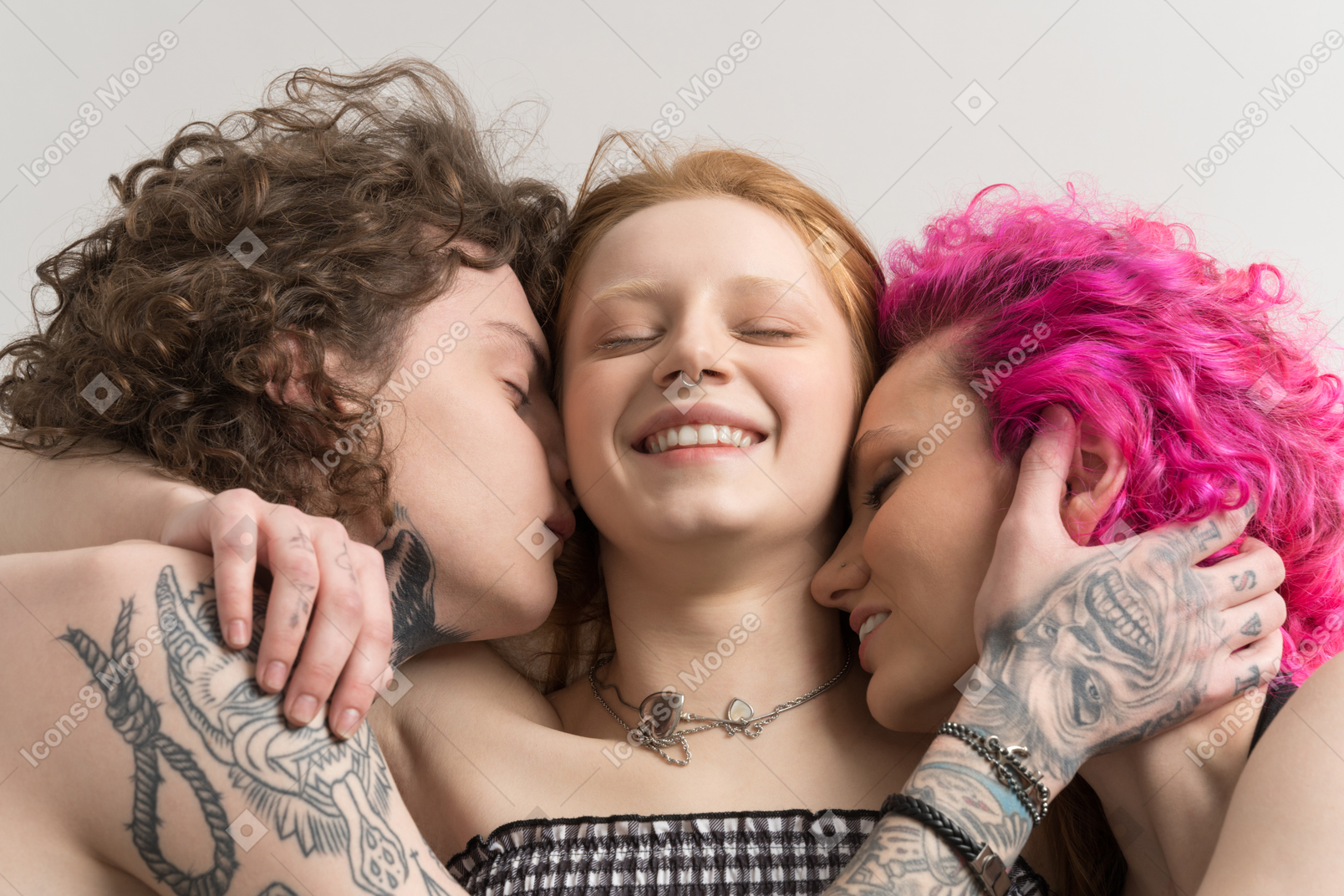 Gruppe von drei teenagern, die zusammen schlafen