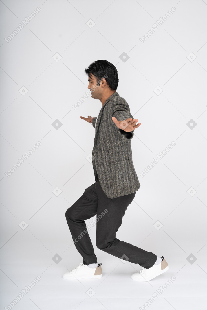 Homme en costume dansant