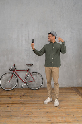 Homem com conversa de vídeo de telefone inteligente