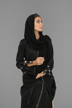 Una mujer árabe cubierta mirando hacia arriba