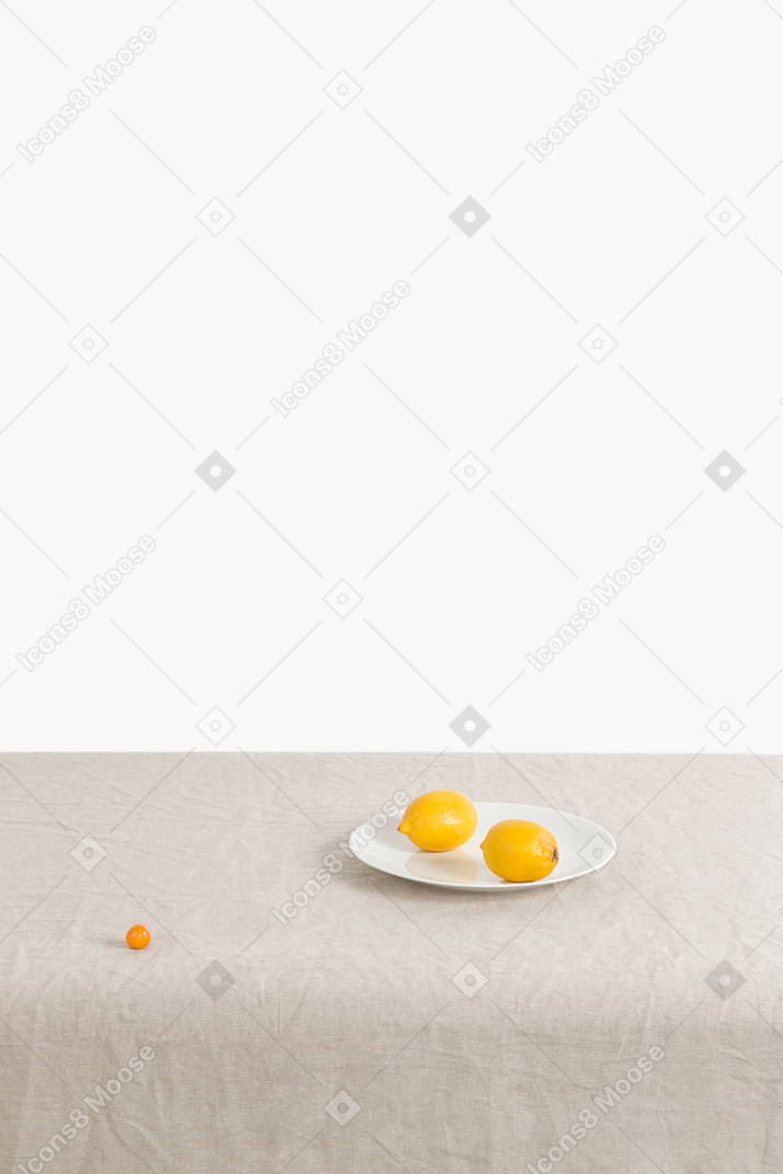 Zitronen auf dem teller auf dem tisch