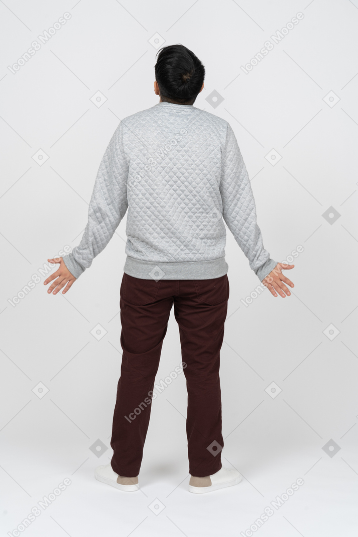 Mann in freizeitkleidung stehend