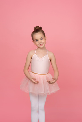 Niña de pie en la posición de ballet