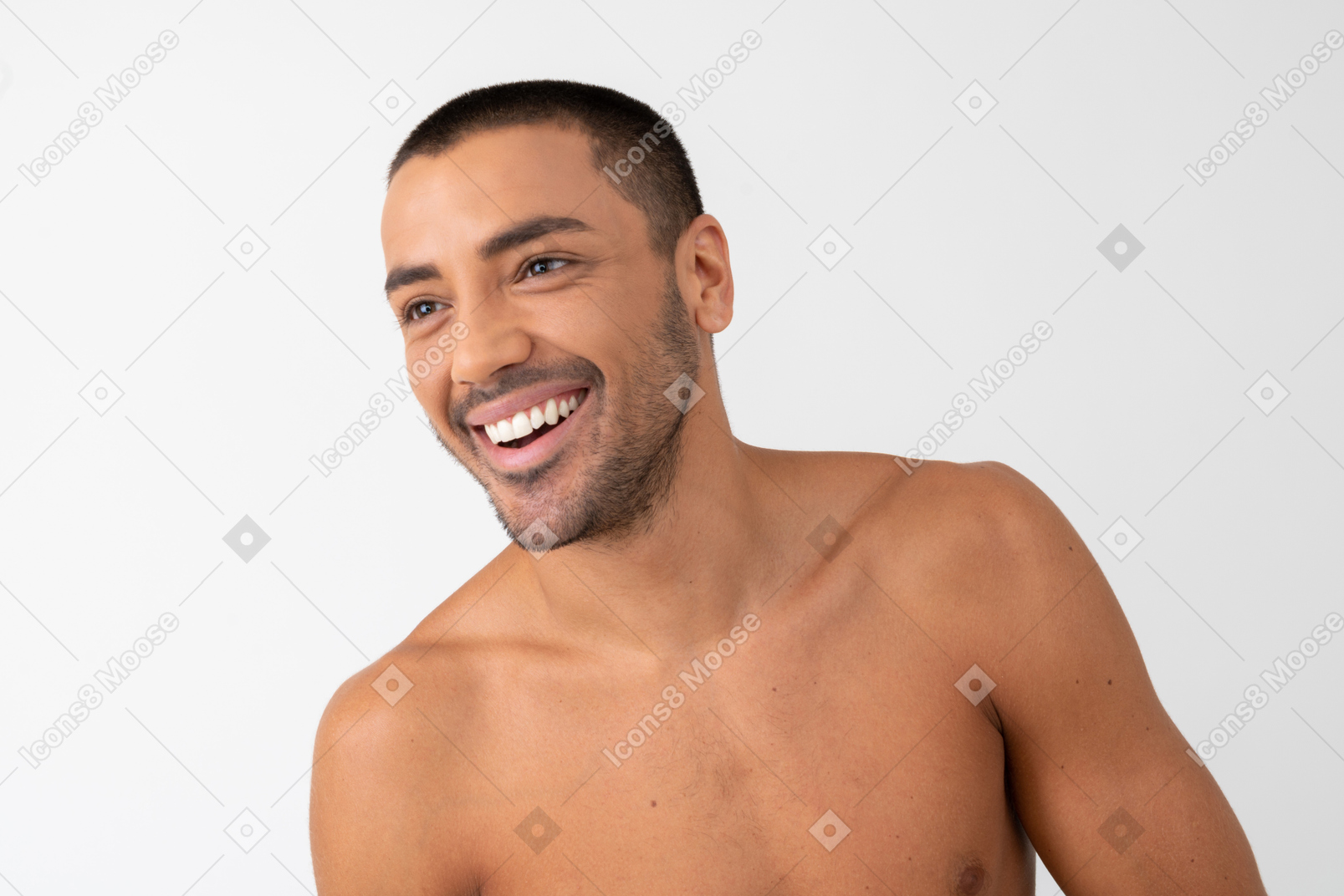 Nackter oberkörper zufriedener junger mann lachend