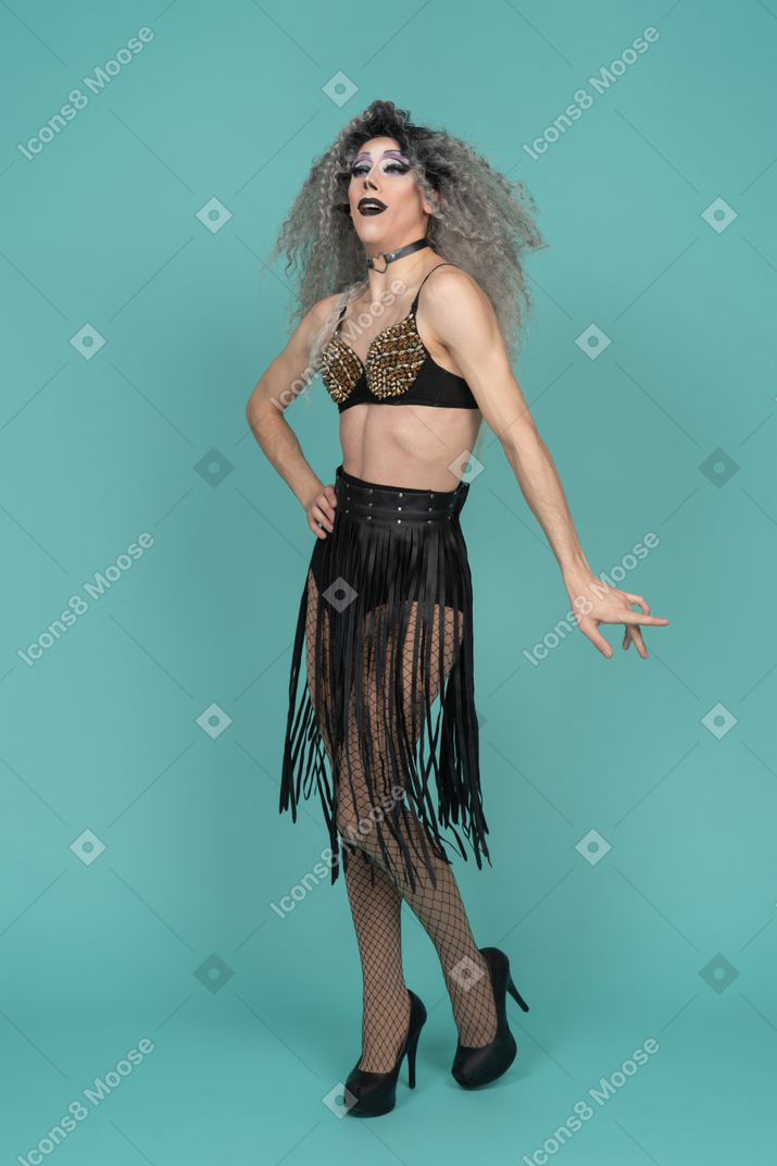 Drag queen in total black outfit standing with hand on hip