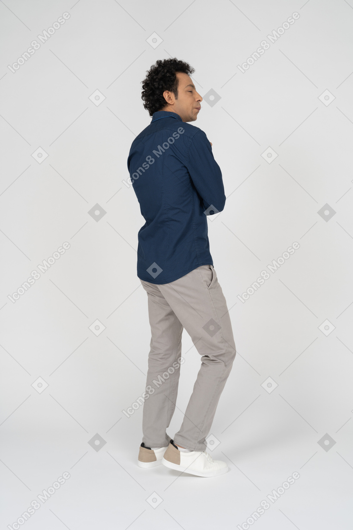Homem com roupas casuais posando de perfil