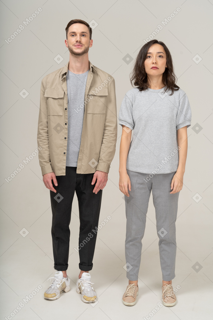Vista frontal do jovem casal em pé