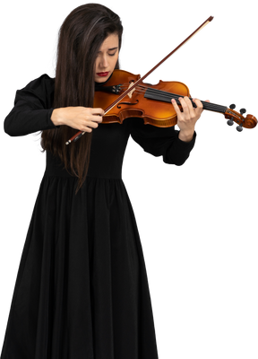Primo piano di una giovane donna miserabile in abito nero a suonare il violino