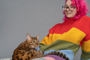 Une jeune fille souriante et son chat du bengale