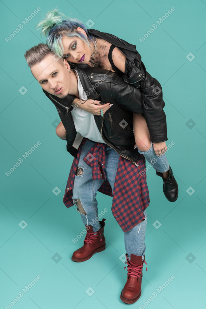 Jovem punk carregando sua namorada punk