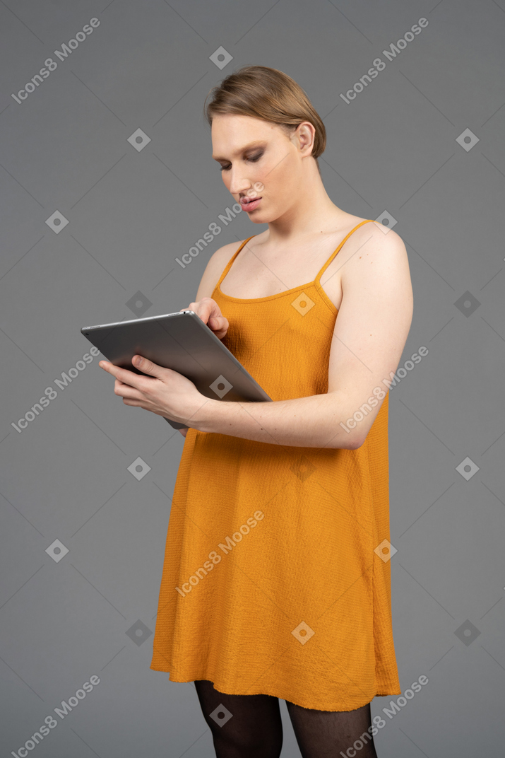 Porträt einer transgender-person, die auf den tablet-bildschirm tippt