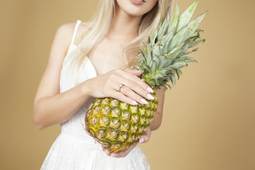 Braut hält eine ananas