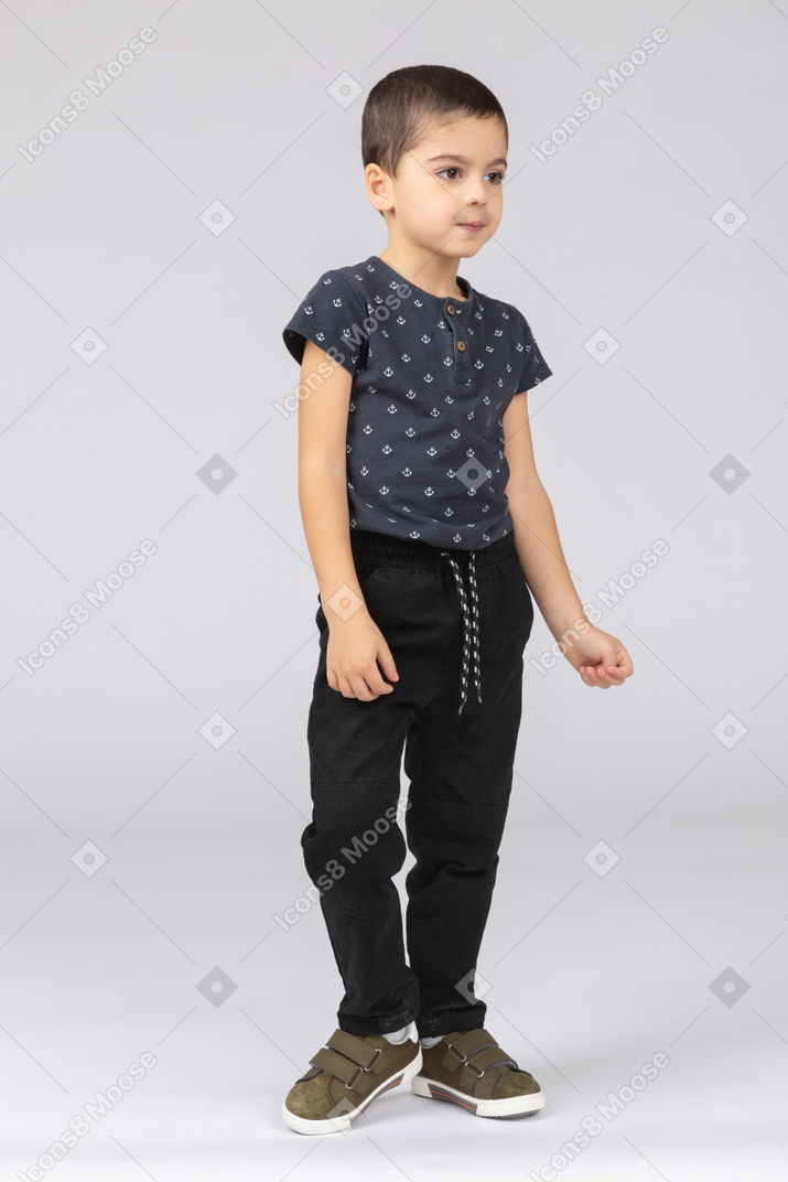 Vista frontal de un chico lindo en ropa casual mirando a un lado