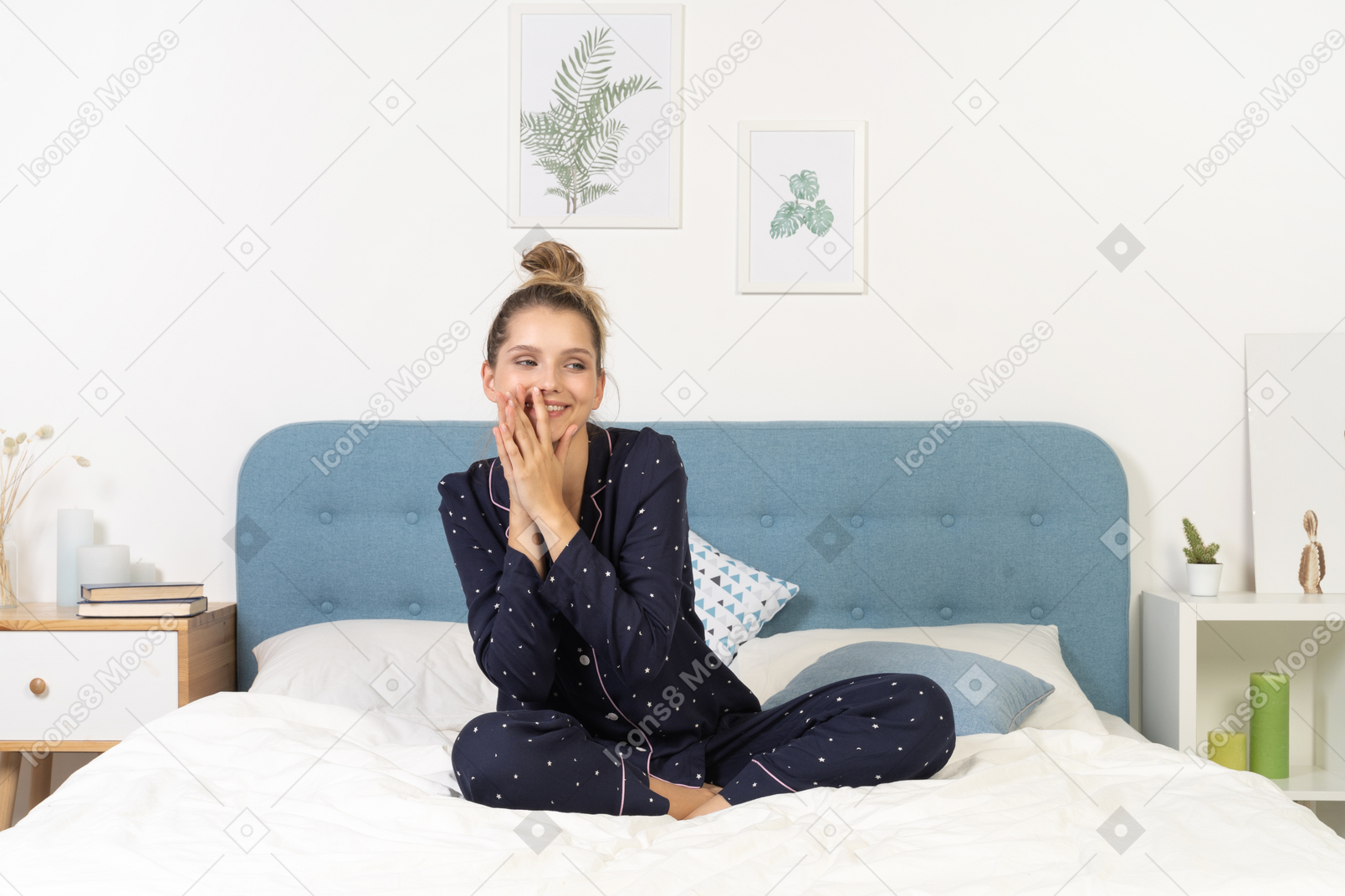 Vista frontal de una mujer joven complacida en pijama en la cama y tomados de la mano juntos
