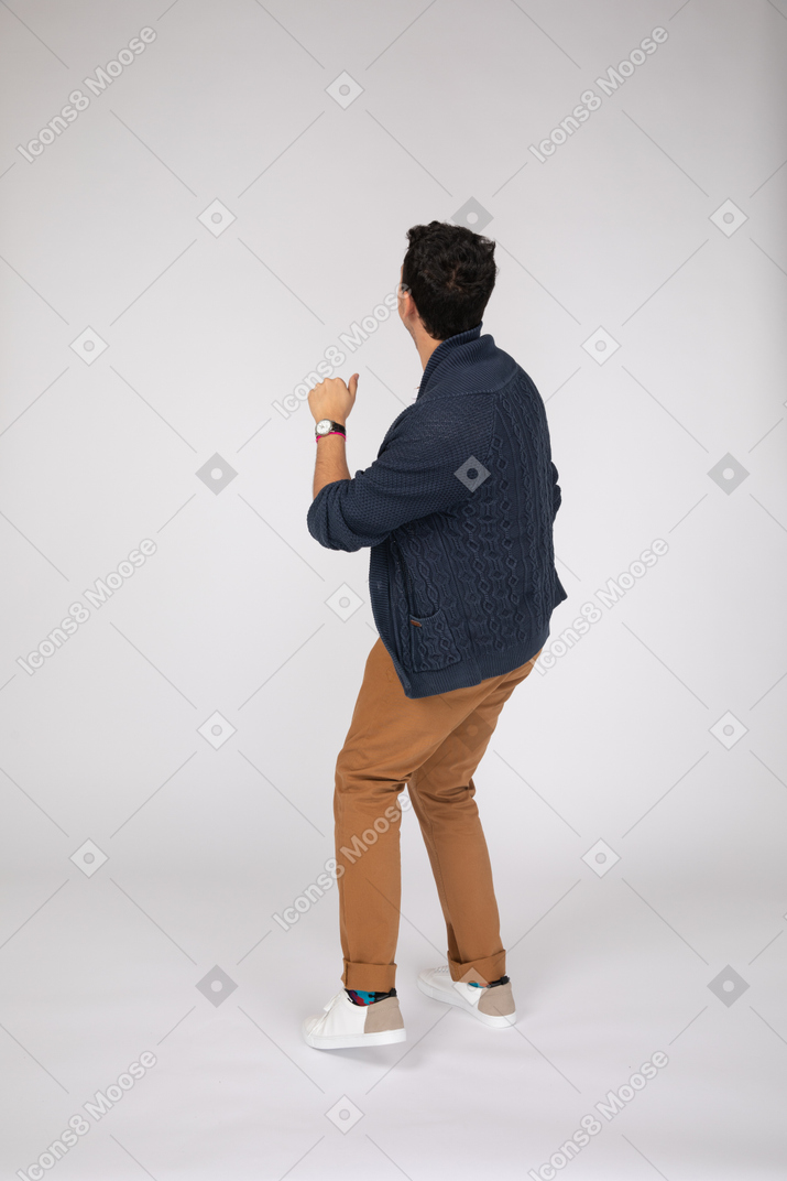 Homem em roupas casuais dançando