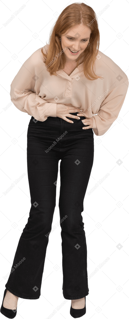 Frau in der schönen bluse stehend