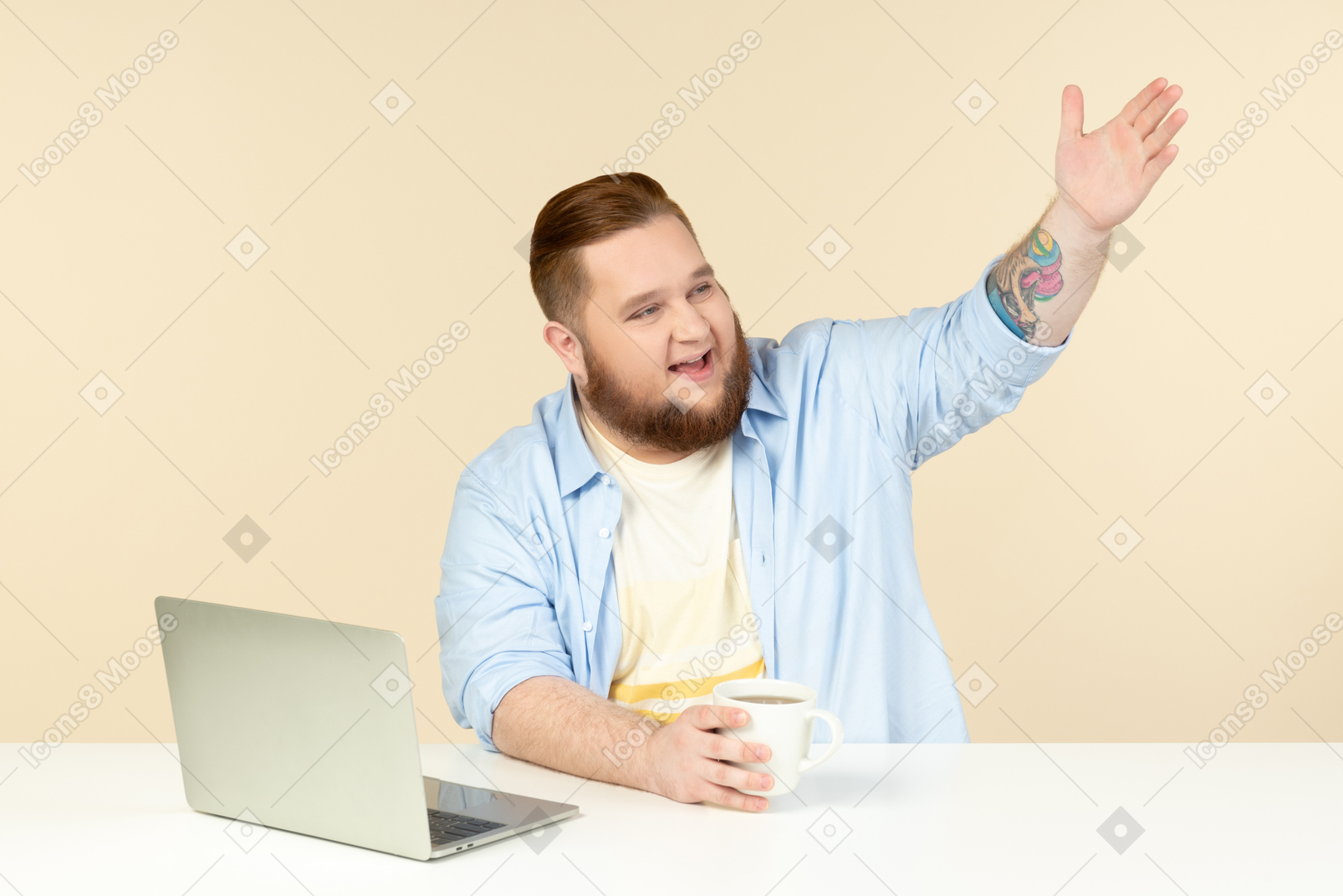 Sonriente joven con sobrepeso sentado frente a la computadora portátil y como saludar a alguien