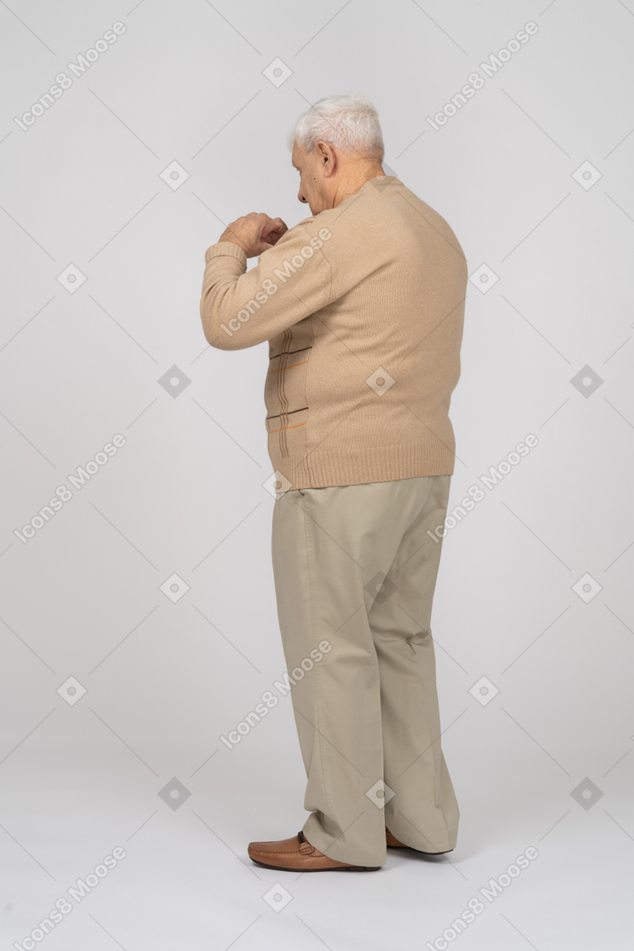 Vista traseira de um velho em roupas casuais explicando algo